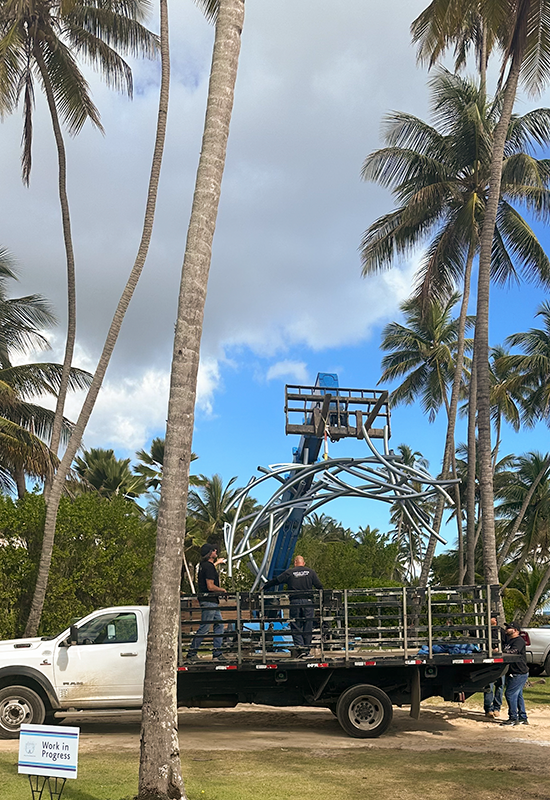 The truck arrives with the sculpture.